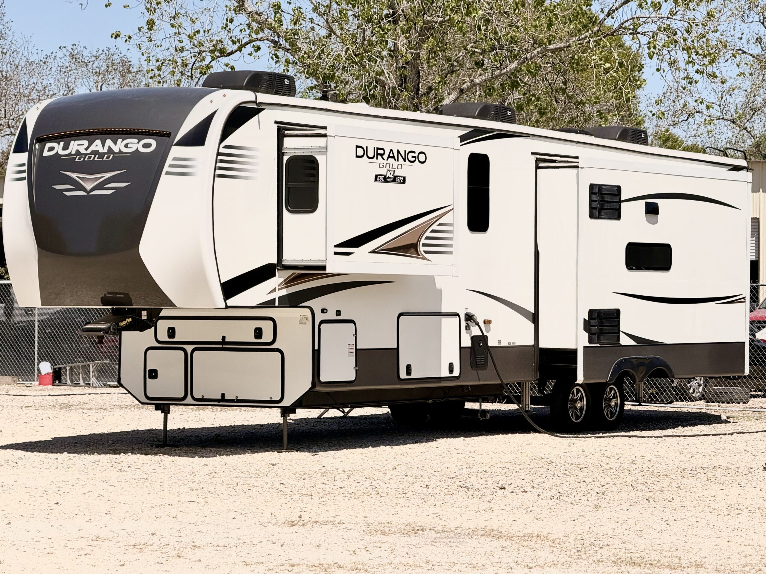 2021 KZ Durango Gold Series M-383RLQ